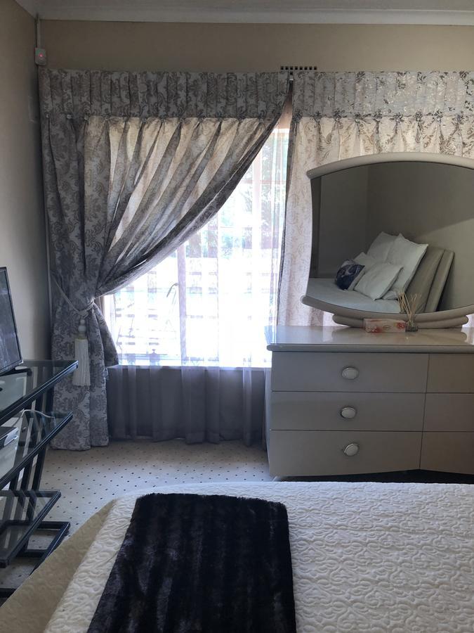 Khuvena Guesthouse Randburg Екстериор снимка