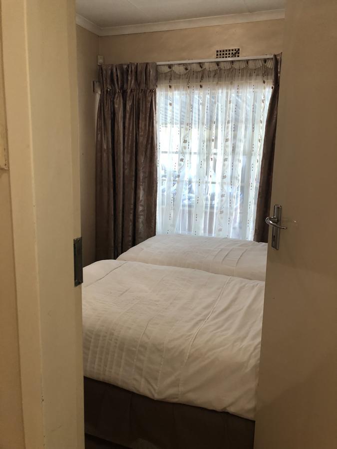 Khuvena Guesthouse Randburg Екстериор снимка